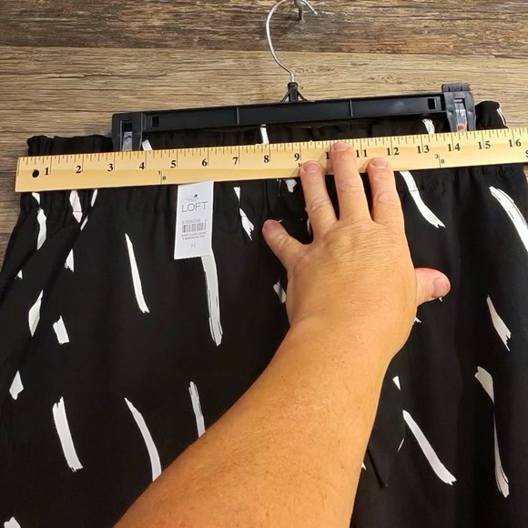 LOFT Black and White Women's Shorts - Picture 5 of 7